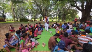 दुर्गम गांव डब्बा पहुंचे जिला पंचायत सदस्य हुंगाराम मरकाम, ग्रामीणों की सुनी समस्याएं